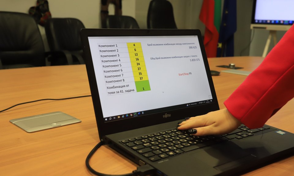 В 759 училища и 4185 зали в страната се провежда днес дъжавният зрелостен изпит по български език и литература. За него заявления са подали над 50 000...
