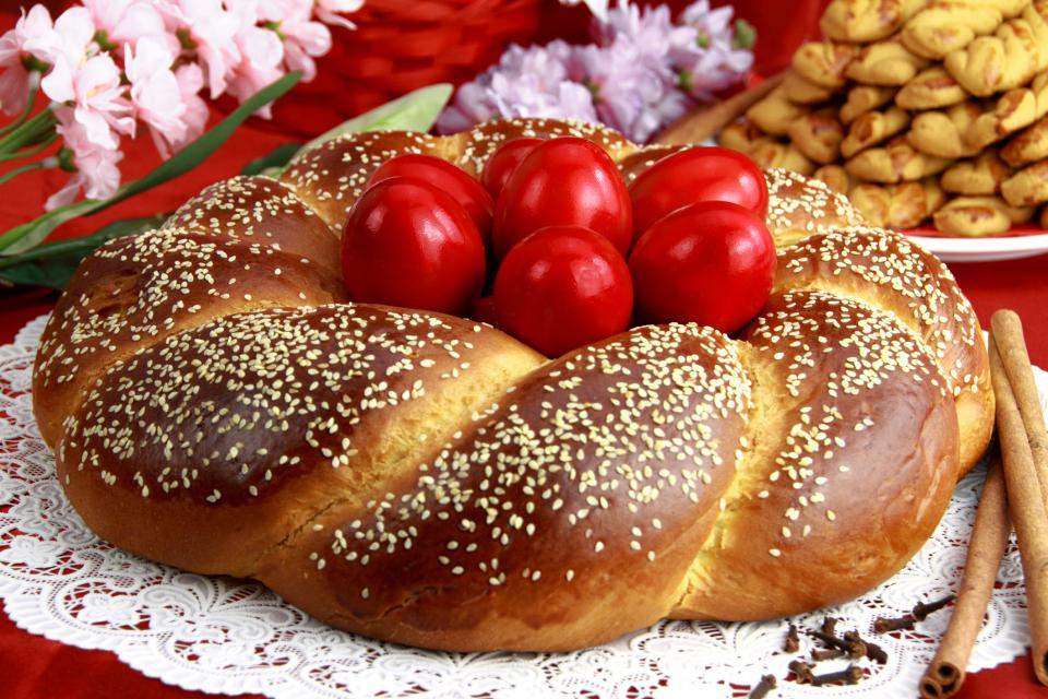 Днес е Велика събота - последният ден от Страстната седмица, който предшества Великден.
Православният свят е в очакване на чудото - Възкресение Христово!...