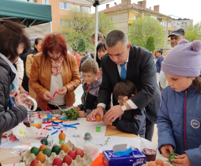 На Велики четвъртък кметът Стефан Радев се включи с деца от Сливен в работилницата за боядисване на яйца