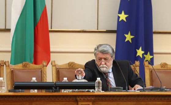 Най-възрастният депутат в 48-ия парламент Вежди Рашидов, който ръководеше тридневното първо заседание в пленарната зала, е новоизбраният председател на...