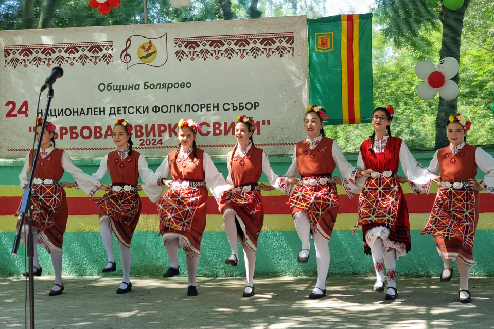 Вицепрезидентът Илияна Йотова откри 24-ия Национален детски фолклорен фестивал „Върбова свирка свири“ в Болярово. Надпреварата събра над 500 деца и младежи...