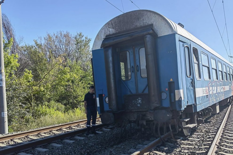 Временно е преустановено движението на влаковете между гарите Калитиново и Стара Загора поради инцидент на железния път, информират от БДЖ.
Дерайлирал...