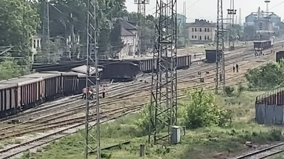 Товарен влак дерайлира на входа на гарата в Нова Загора, предаде БГНЕС.
Дерайлирали са 10 вагона - всичките са от средата на композицията, няколко са...