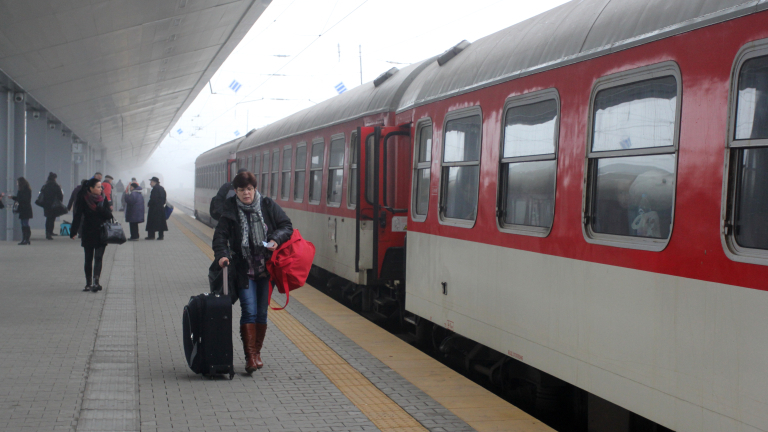 От 13:06 ч. е затруднено движението на влаковете в гара Варна поради възникнало запалване в последния вагон на бърз влак №2614 от Варна за София след композирането...