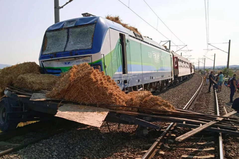 Бързият влак Бургас-София, пълен с пътници, блъсна камион, пълен с бали слама, край Карнобат, съобщават от ДП Национална компания „Железопътна инфраструктура”.
Инцидентът...