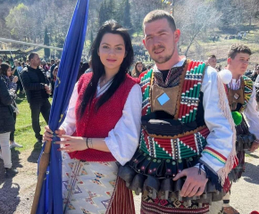 Влюбени от ямболското село Чарган се сгодиха на Кукерския фестивал във Варвара