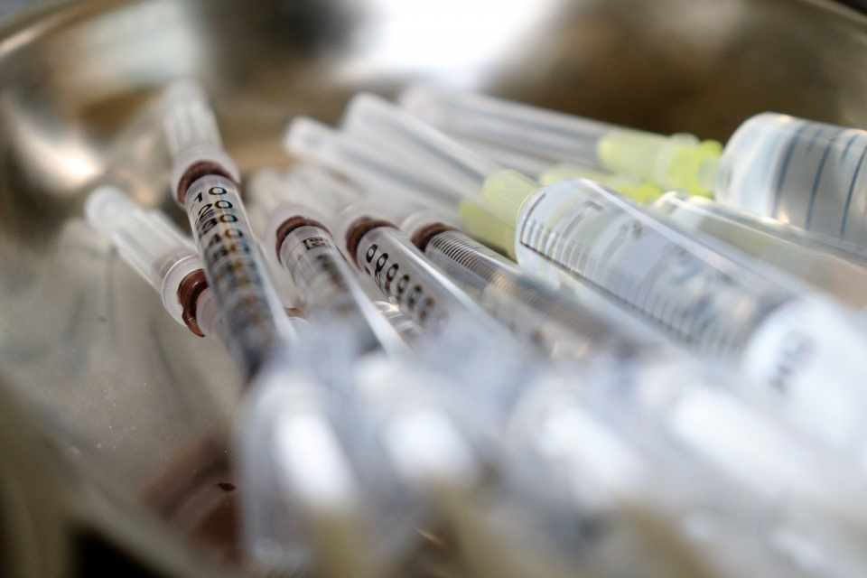В България са внесени 65 хиляди дози от шесткомпонентната ваксина за новородени, която липсваше в някои части на страната в началото на август. 
От здравното...