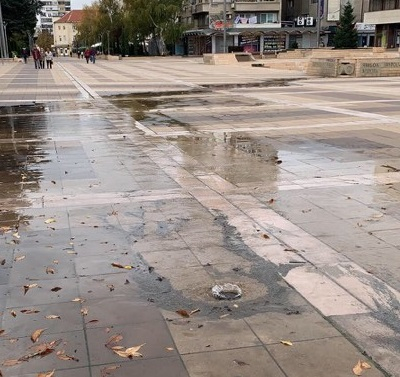 За изтичаща вода на площада пред сградата на община Ямбол сигнализираха слушатели на 999. Дежурният във „В и К“ - Ямбол заяви, че се установяват причините...
