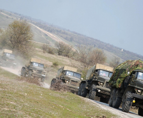 Военен камион, превозващ танк, се е преобърнал край Ново село