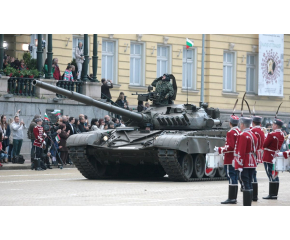 Военен парад в София за празника на армията