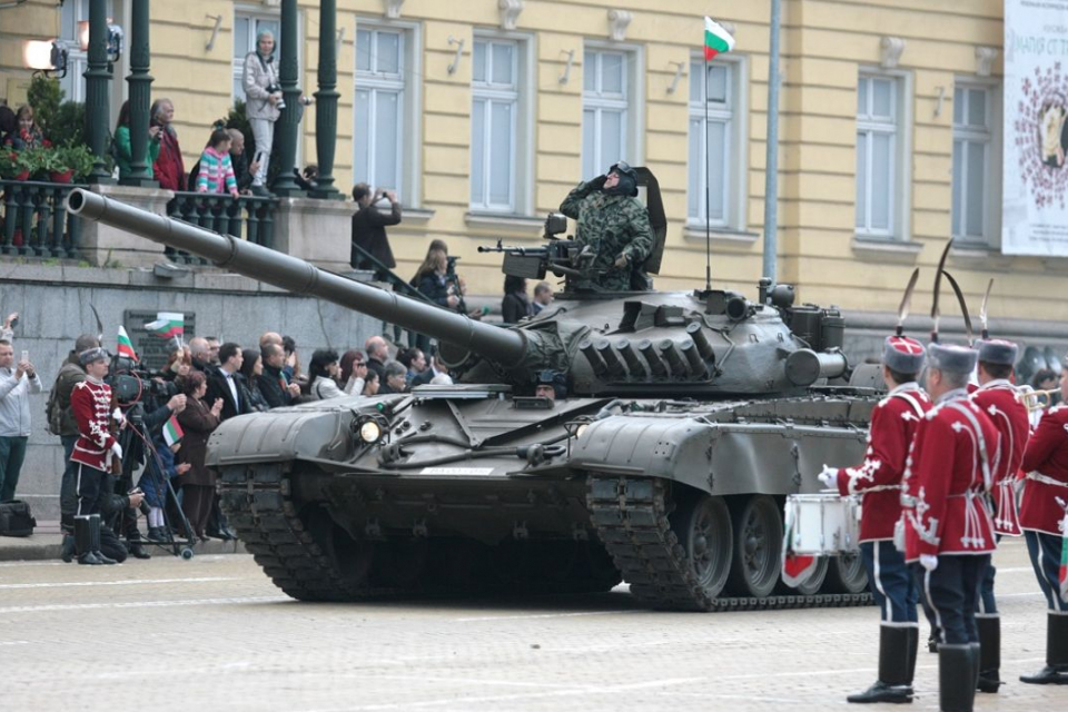 Военна техника, както и вертолети и самолети ще бъдат показани на Гергьовденския парад в центъра на София.
На площад "Княз Александър Първи" ще преминат...