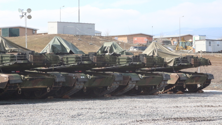 Военна техника на Сухопътните войски на САЩ - танкове "Ейбрамс" и бойна машина "Брадли", беше транспортирана днес по националната пътна инфраструктура...