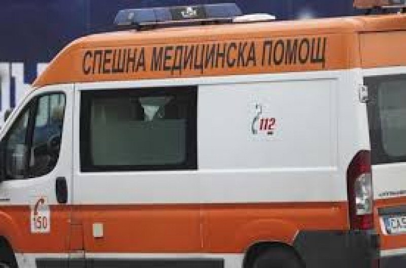 Военнослужещ на 52 години е загинал в катастрофата при разклона за село Маломирово до Елхово.


Той е починал в линейката на път за областната болница...