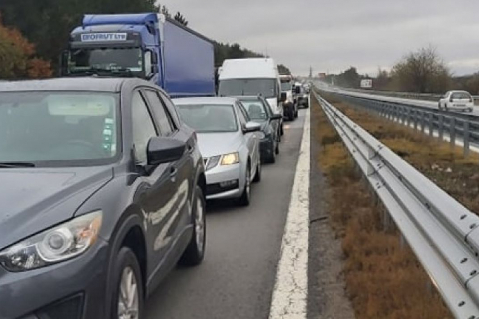 Временна организация на движението се въвежда между 54-ия до 85-ия км на автомагистрала „Тракия“ в платното за Бургас на 21 и 22 август, както и в периода...