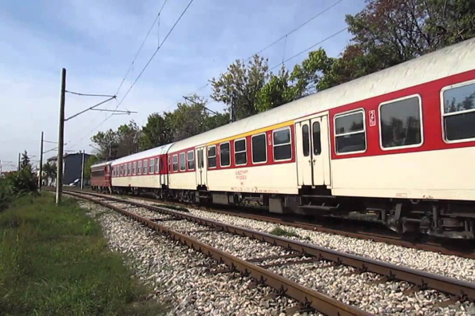 До 31-ви май са въведени временни промени в организацията на движение на всички влакове, които преминават в участъка между гарите Дъбово и Зимница, съобщават...