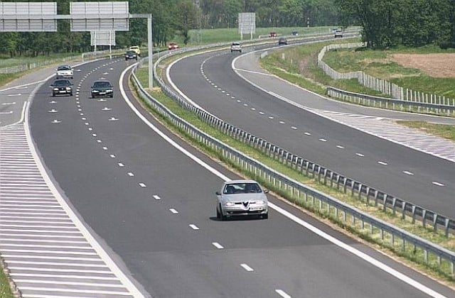 На вниманието на водачите, които днес ще пътуват към София по автомагистрала "Тракия": движението в пловдивския участък ще се отклонява заради краткотрайни...