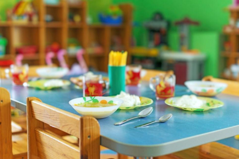 Ръководството на детска градина в Сливен информира кмета за случай на съмнение за хранително натравяне. Става дума за детска градина „Елица“ с яслени групи,...