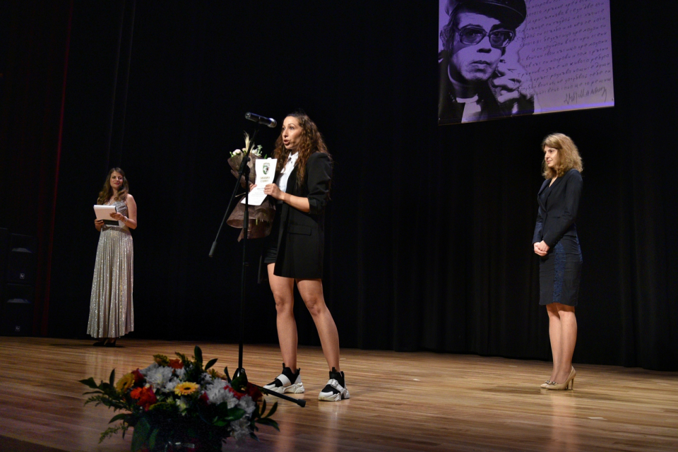 Победителите от Деветия национален конкурс за поезия „Дамян Дамянов” получиха своите награди на тържествена церемония в зала „Сливен“. Отличието за 2022...