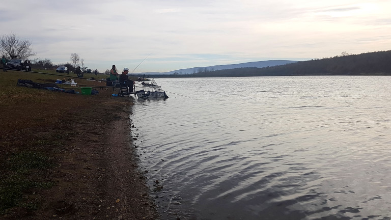 Продължава издирването на двамата рибари, които изчезнаха в езерото "Мандра" край Бургас. Те са влезли да ловят риба с надуваема лодка в неделя преди полунощ.
Установено...