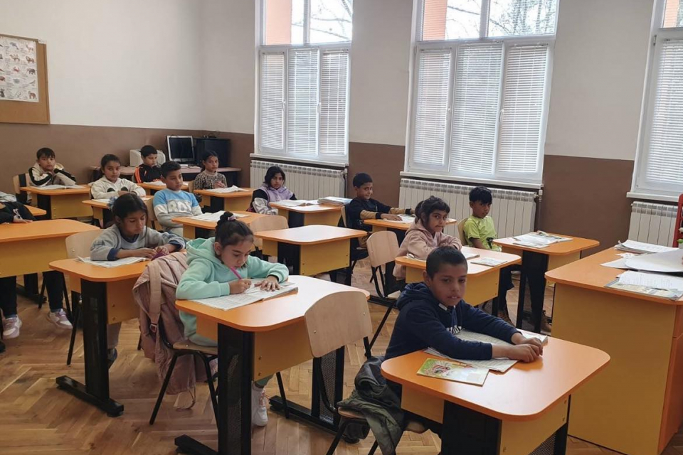 От днес, 8 април, всички ученици на ОУ „Стефан Караджа“ учат в обновените класни стаи на учебното заведение в Стефан Караджово.
Припомняме, че в сградата...