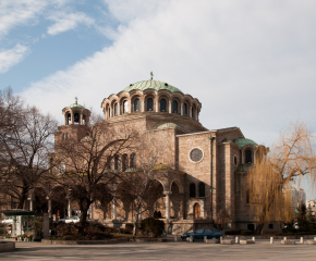 Въпреки апела: В различни храмове в България се причестяват със сребърна лъжичка