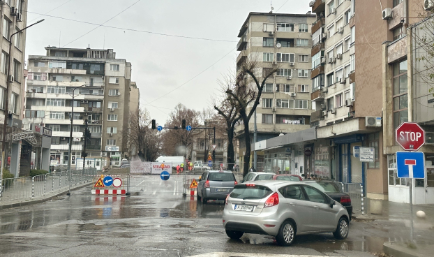 Въведена е временна организация на движението за южната част на новоизграждащото се кръгово кръстовище на ул. „Димитър Благоев“ и ул. „Жорж Папазов“ в Ямбол