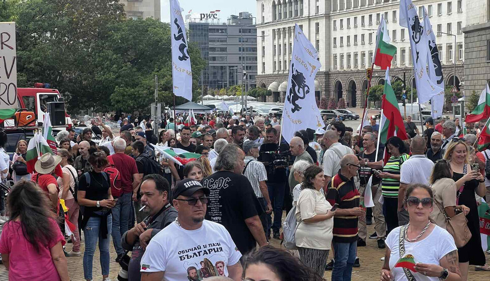Днес партия "Възраждане" организира "национален протест с искане за оставка на кабинета".
В 16.00 часа протестиращите се събраха в София пред триъгълника...
