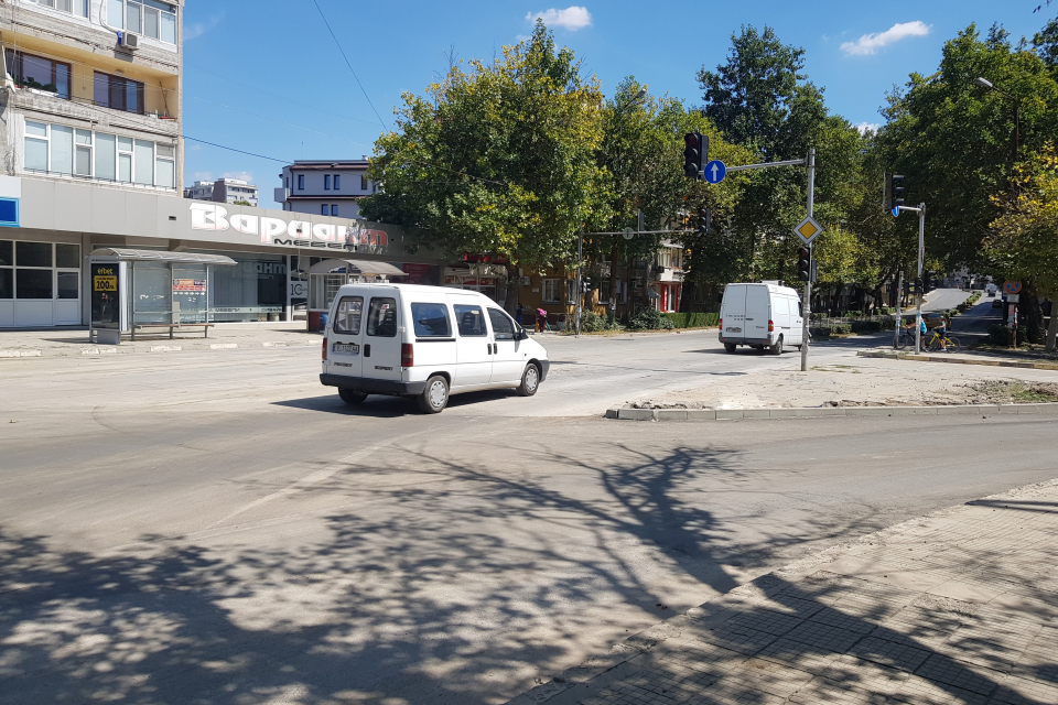 Приключиха ремонтните дейности на ул. „Димитър Благоев“ и ул. „Арда“ и движението за автомобили в района вече е възстановено. 
В началото на месеца във...