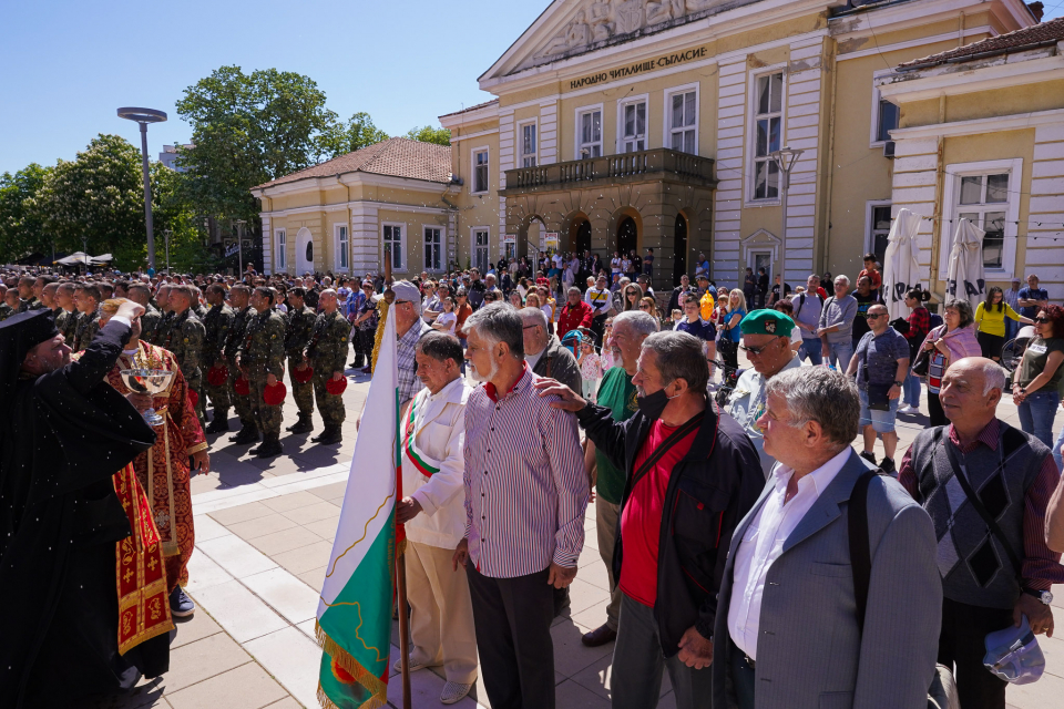 Ямбол почете 6 май - Ден на храбростта и празник на Българската армия. Тържественото честване започна в 8:00 часа със Света литургия в храм „Свети Георги...