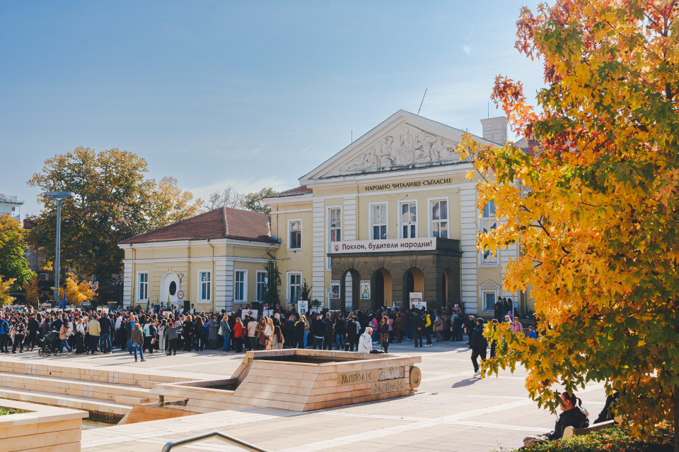 Поредица от събития са посветени на Деня на народните будители в Ямбол. На 1 ноември с тържествена церемония и шествие деца и възрастни ще отдадат заслужена...
