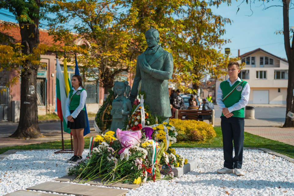 Паметник на ямболските учители – народни будители беше тържествено открит на 24 октомври в Ямбол. Монументът е монтиран на площад „Страшимир Кринчев“...