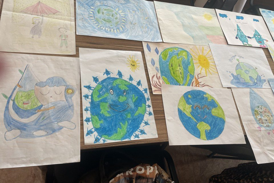 В Ямбол отличиха участниците в конкурсите за детска рисунка и есе по повод днешния Световен ден на водата. Награждаването се състоя в Областната администрация,...
