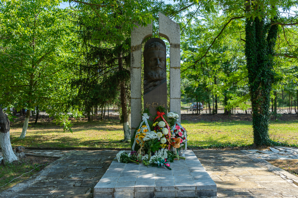 Пред паметника на поета-революционер Христо Ботев в Професионалната гимназия по земеделие в Ямбол, се състоя церемонията по полагане на венци и цветя по...