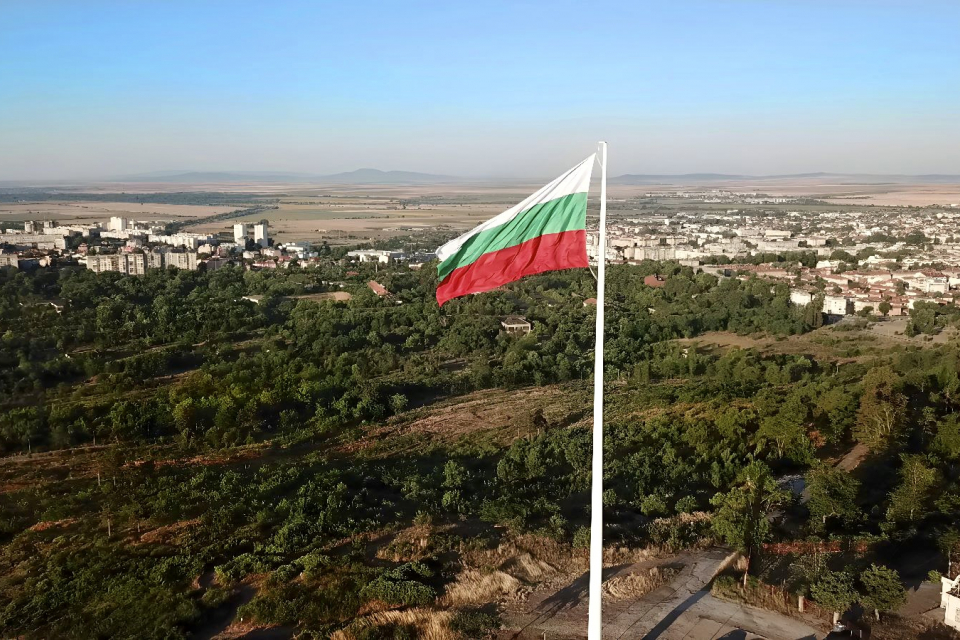 Един от националните символи – българско знаме с размери 11 на 18 метра, вече се развява на 55-метровия пилон над Ямбол, разположен на хълм Боровец, най-високото...