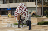 Ямбол посреща Великден с три уникални триметрови яйца, изработени от хиляди цветя