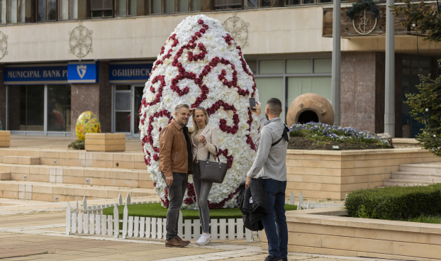 Ямбол посреща Великден с три уникални триметрови яйца, изработени от хиляди цветя