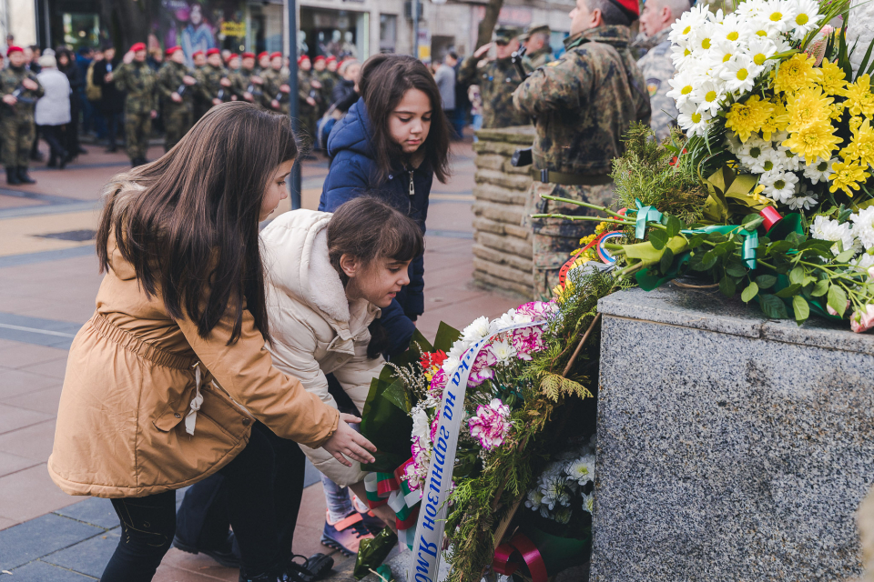 С тържествена церемония по поднасяне на венци и цветя на паметната плоча на 23-ти Донско-казашки полк и на Паметника на героите, дали живота си за националното...