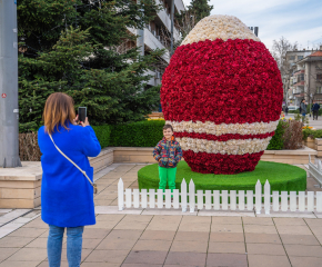 В Ямбол са двете най-големи великденски яйца от цветя в България
