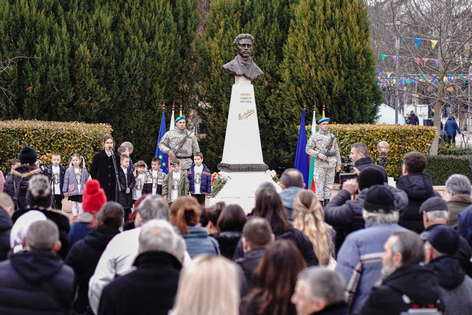 Пред паметника на Васил Левски в Ямбол се състоя поклонение по повод 150 години от смъртта му, което знаменателно съвпадна със Задушница.
В памет на Апостола...