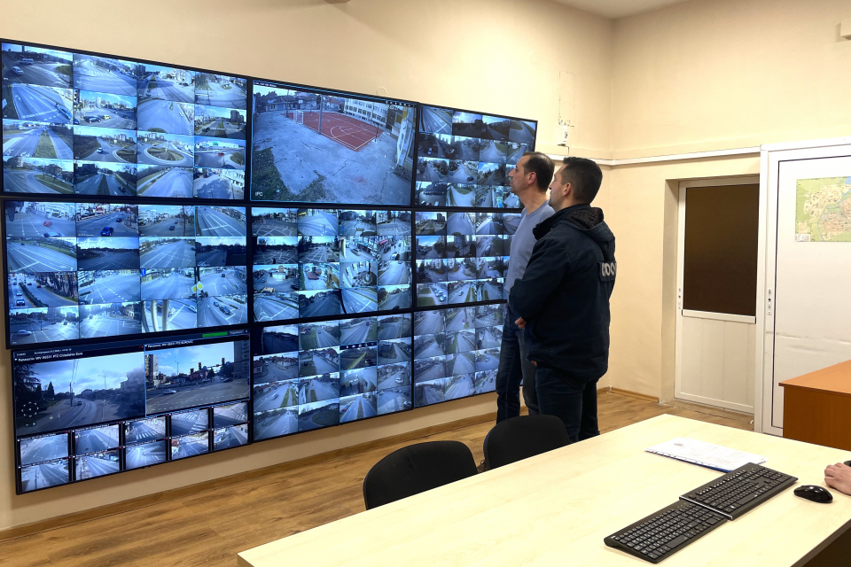 Община Ямбол започна изграждането на единна система за видеонаблюдение нa територията на градa. Общинският център за видеонаблюдение, който се намира в...