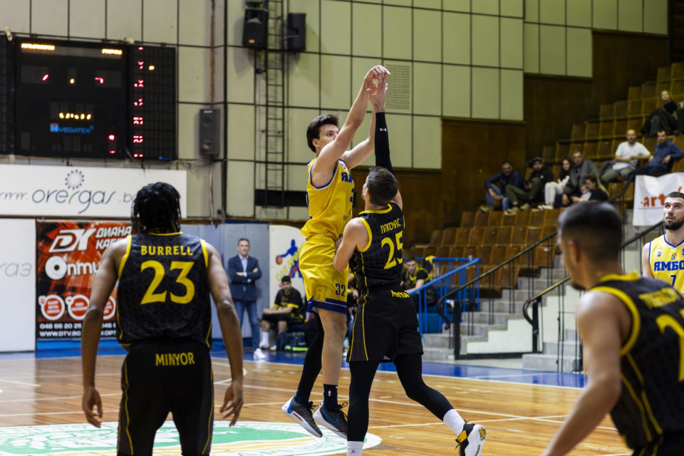 Баскетболният тим на Ямбол постигна трета поредна победа в Националната баскетболна лига срещу отбора на „Миньор 2015“ с 81:68 в мач от така наречената...