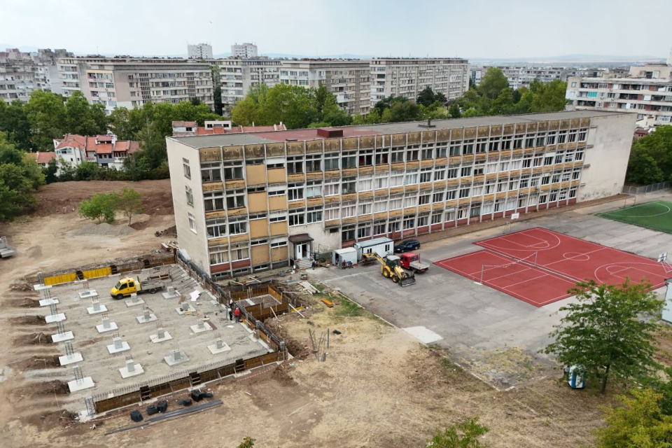 В Професионална гимназия по лека промишленост, екология и химични технологии в Ямбол започна строителството на нов физкултурен салон. След дълги години,...