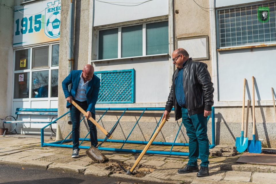 След десетилетия чакане и обещания, ямболските спортисти ще имат и модерна и комфортна сграда на Градския стадион. Днес заместник-кметът Енчо Керязов и
представителят...