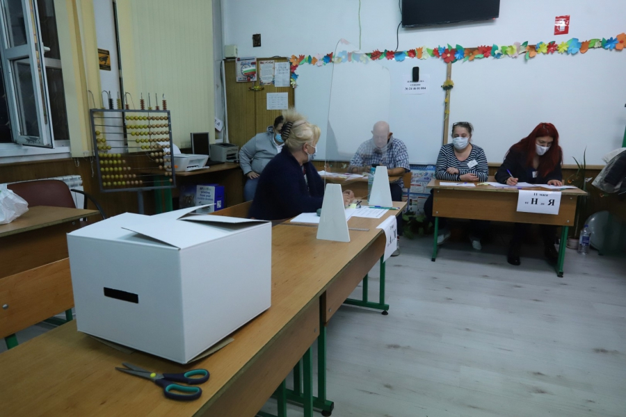 В Ямболска област изборният ден на втория тур за президент и вицепрезидент започна нормално. Всички 244 секции в петте общини са отворени и работят. В...