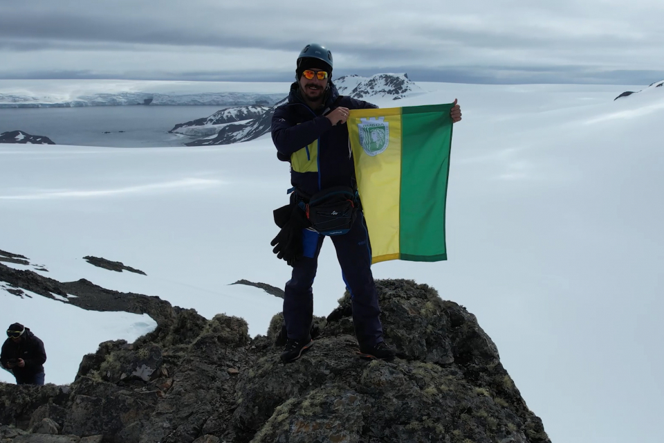 Ямболските изследователи д-р Стефан Велев и д-р Стефан Методиев покориха едноименния връх "Ямбол" на Антарктическия остров Ливингстън, където е разположена...