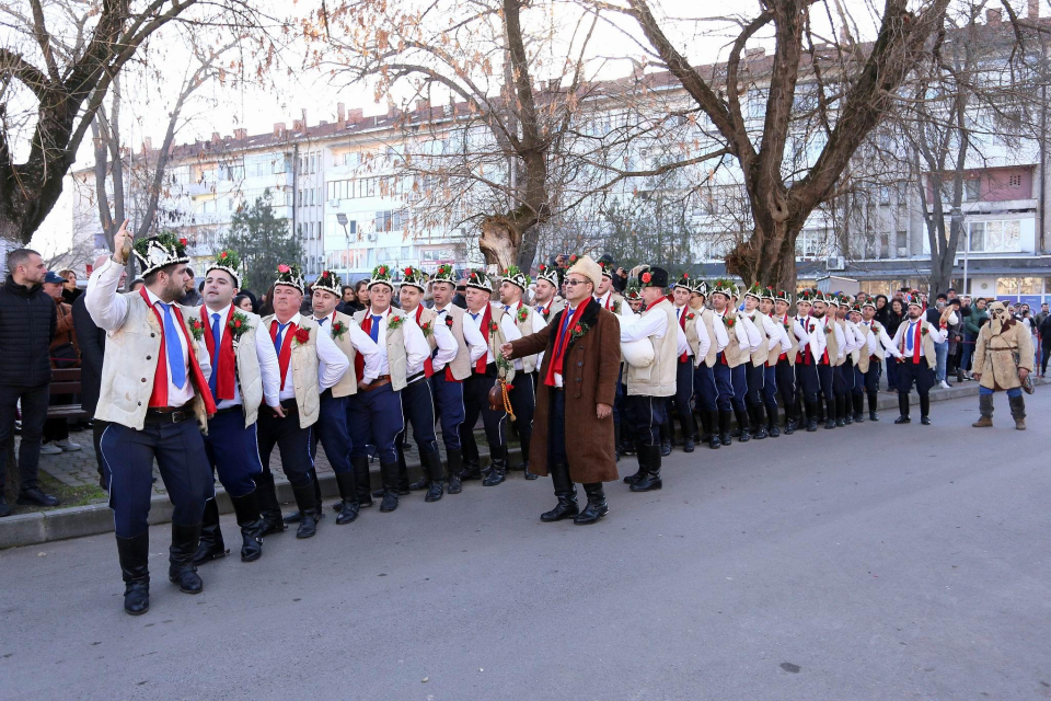 На 22 декември, неделя, от 17:00 часа в зрителната зала на Народно читалище „Пробуда-1909“ ще се проведе празникът „Ямболски коледарски буенек в „Каргона“....