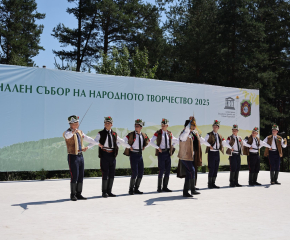 Ямболски коледарски буенек на откриването на националния събор в Копривщица