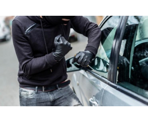 Ямболски полицаи разследват кражба от лек автомобил