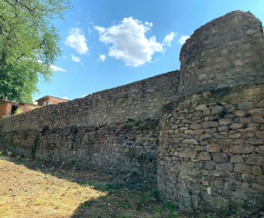 Ямболски ученици почистиха част от средновековна крепостна стена в града