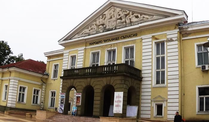 Драматичният театър „Невена Коканова“ в Ямбол подготвя три нови спектакъла, чиито премиери ще бъдат през пролетния сезон. През март и април на сцена ще...